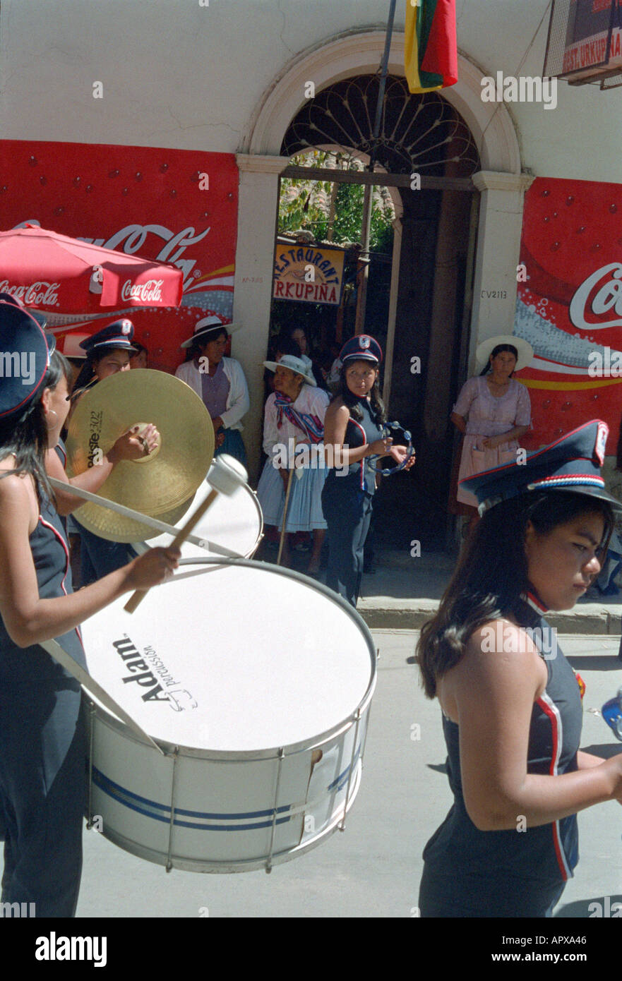 Défilé dans petite ville près de Cochabamba en Bolivie Banque D'Images