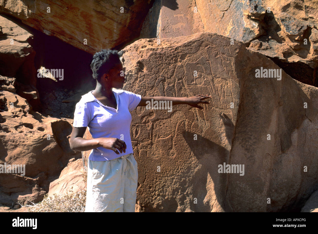 Le guide local rappelle l'antique art rupestre de Twyfelfontein Banque D'Images