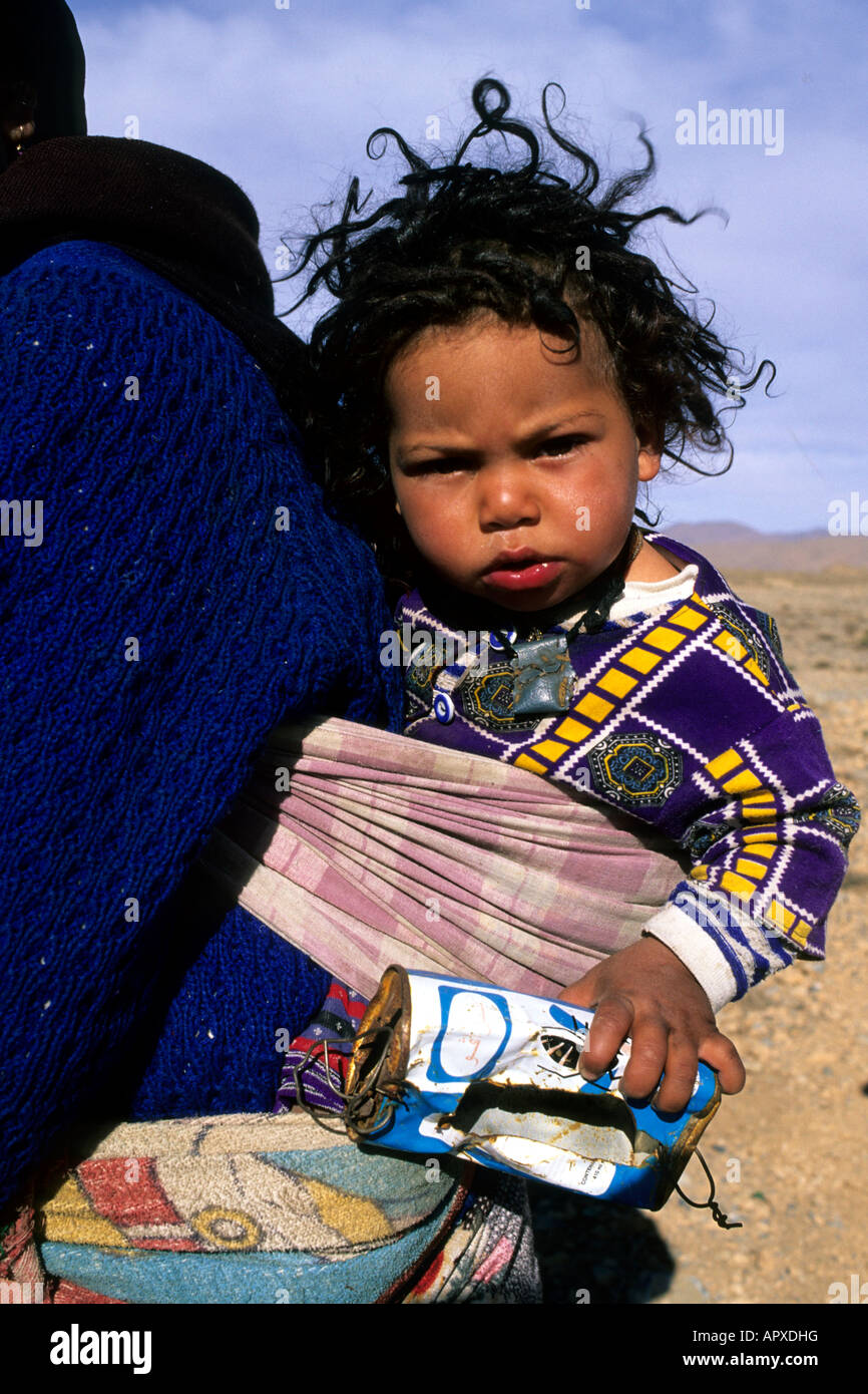 Un jeune enfant berbère réalisé sur le dos de sa mère Banque D'Images