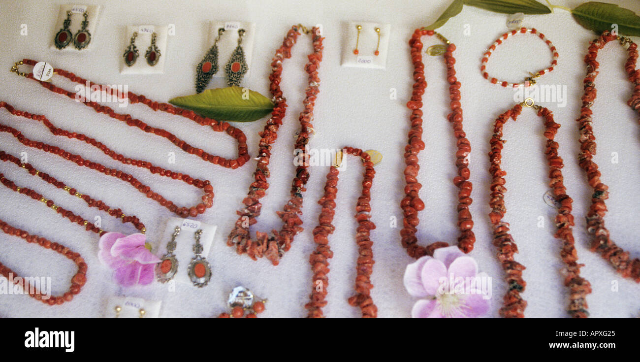 Bijoux de coquillages et de corail en vente dans la vitrine de Mallorca Espagne Europe Banque D'Images