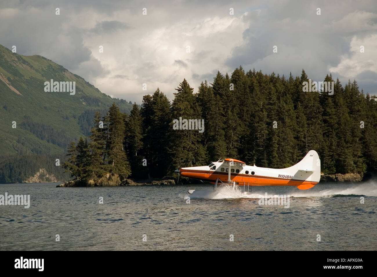 Turbo Otter avion décollant de Kachemak Bay près de Homer, Alaska Banque D'Images