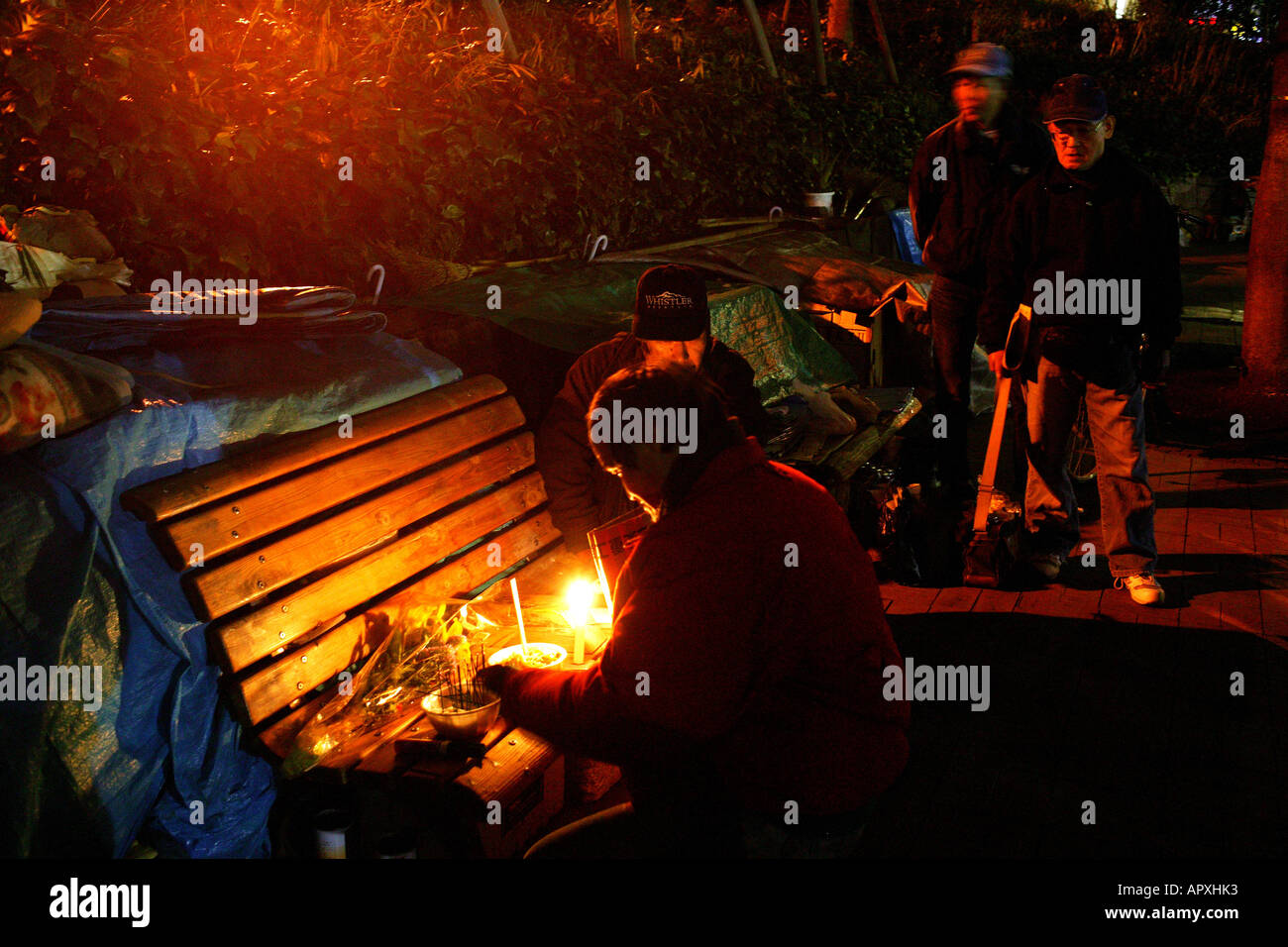 Sans-abri, le parc de Shinjuku, Tokyo, Japon, le deuil d'un ami sans-abri qui vivait derrière ce banc de parc, communauté des sans-abri dans Shinju Banque D'Images