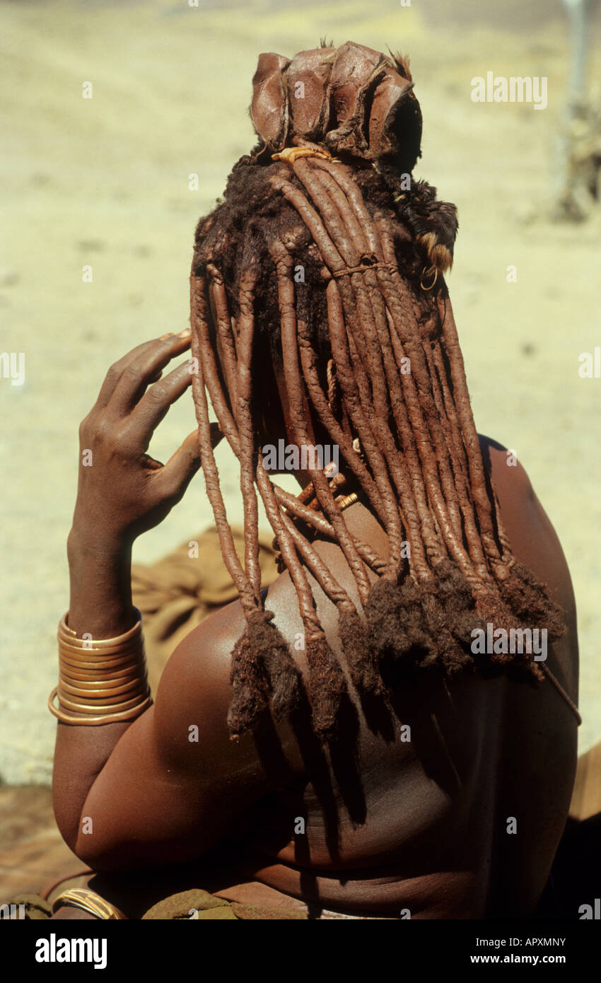 Femme Himba montrant le détail des cheveux - c'est une tribu de pasteurs traditionnels Banque D'Images
