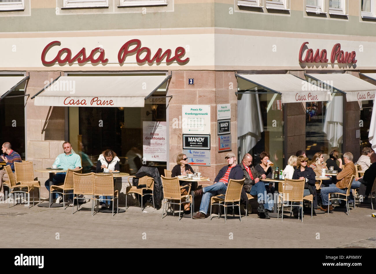 Personnes dînant dans un restaurant patio Nuernberg Allemagne Banque D'Images