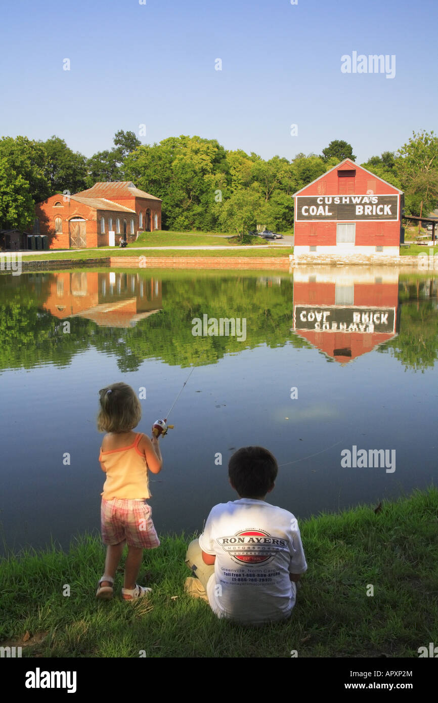 La pêche dans le bassin de virage, C et O Canal National Historic Park, Williamsport, Maryland, États-Unis Banque D'Images