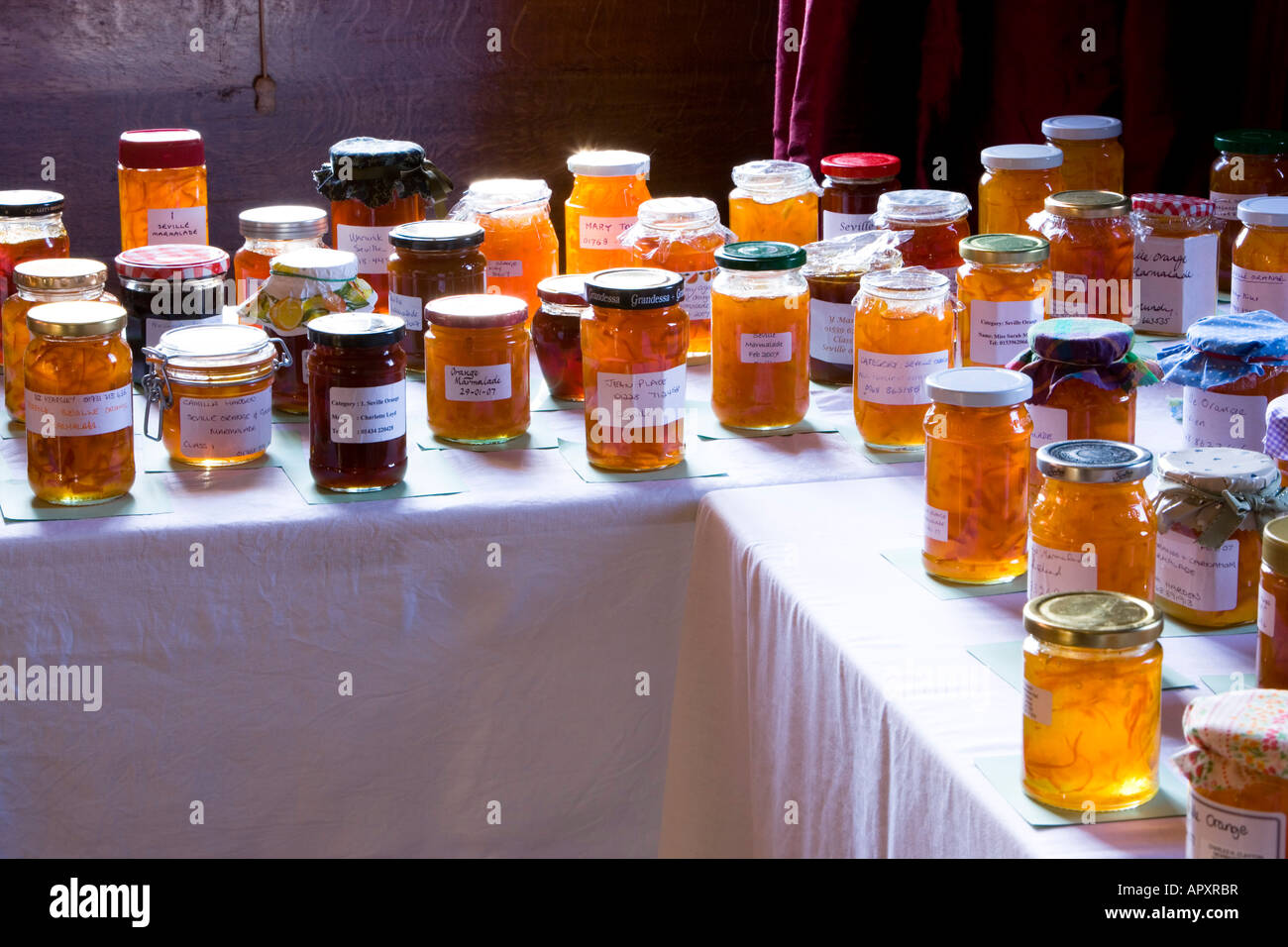 Pots de confiture sur l'affichage à un pays Banque D'Images