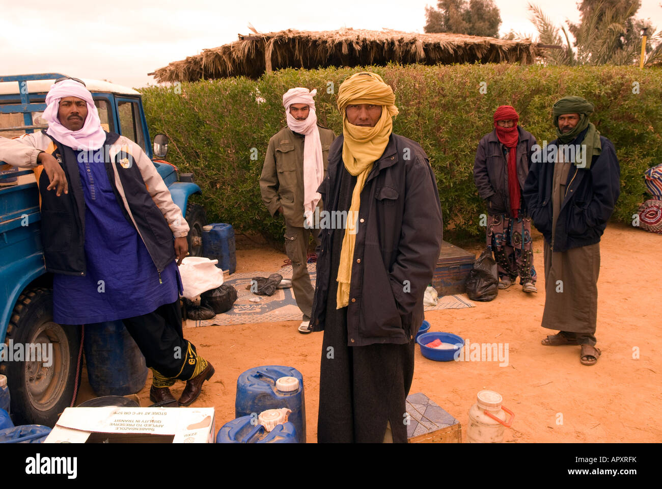 Les hommes touareg au Sahara libyen Ubari près de Tekerkiba Banque D'Images