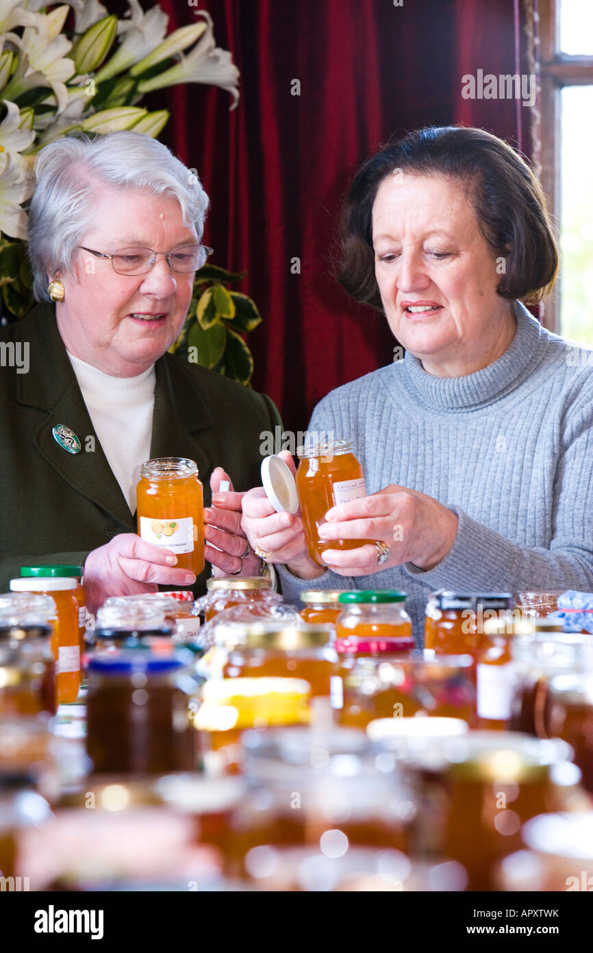 Mesdames juger de confiture à un pays Banque D'Images