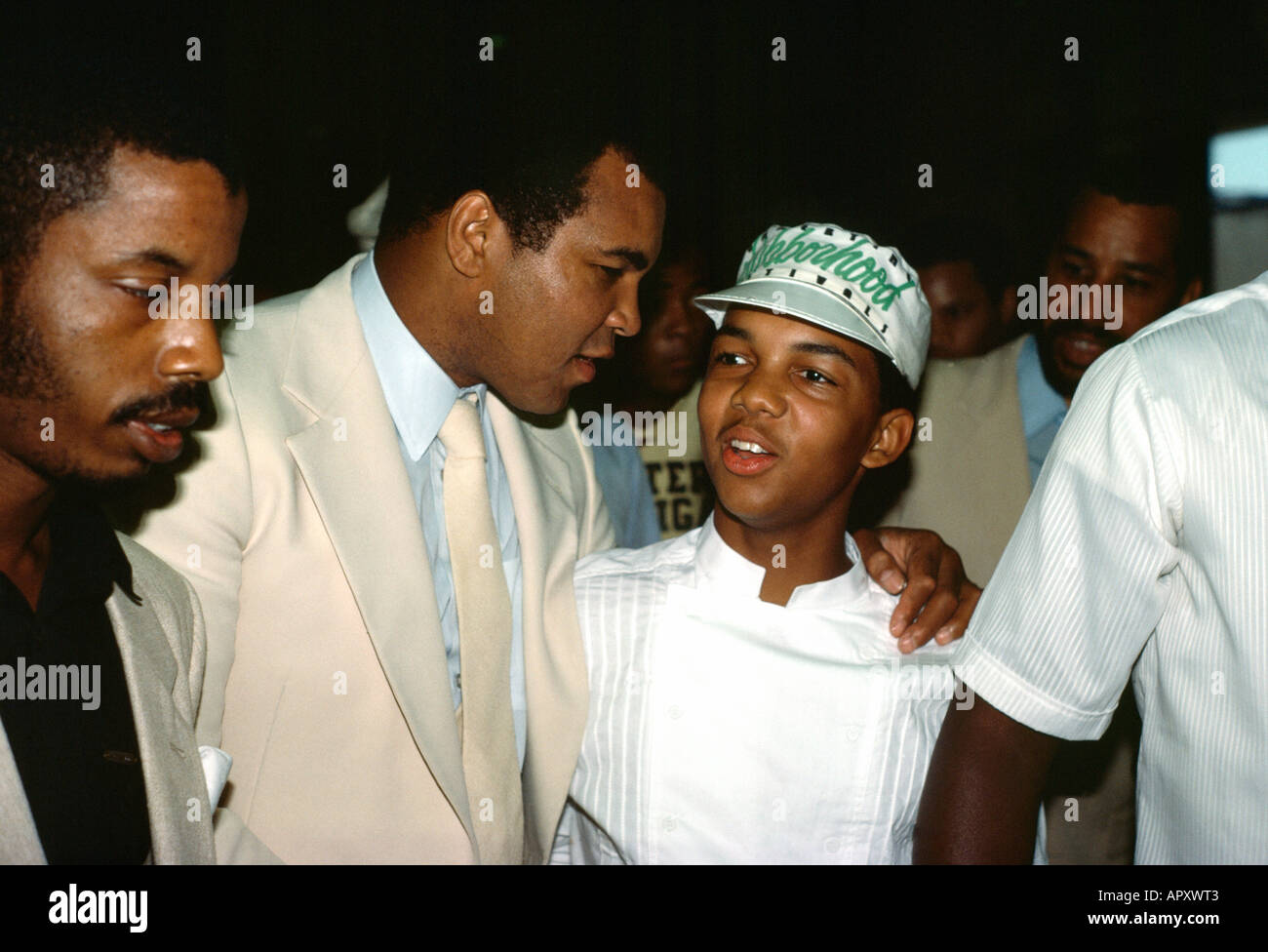 USA Muhammad Ali avec bras autour de garçon Banque D'Images