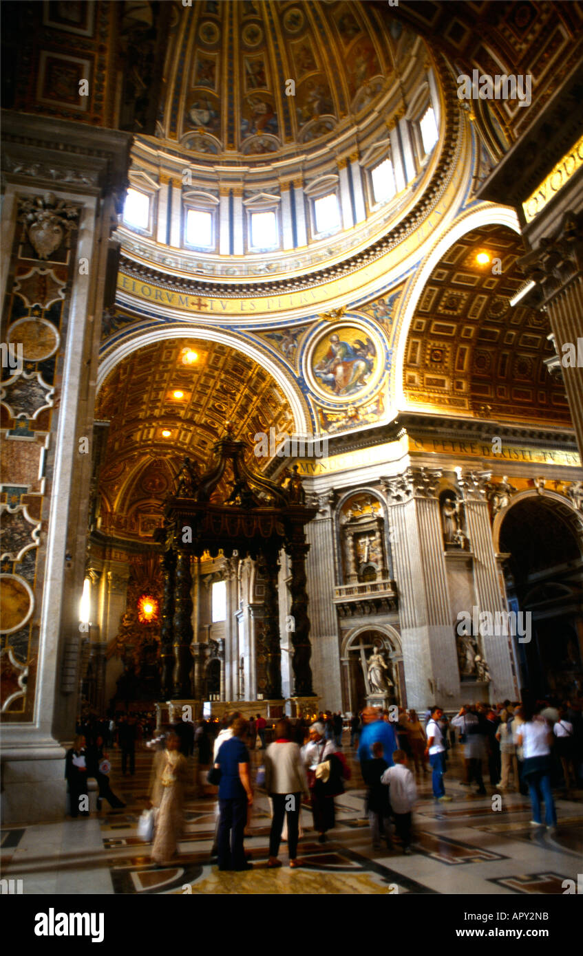 Italie Rome Vatican St Peters tombe de saint Pierre sous couvert baroque du Bernin Banque D'Images