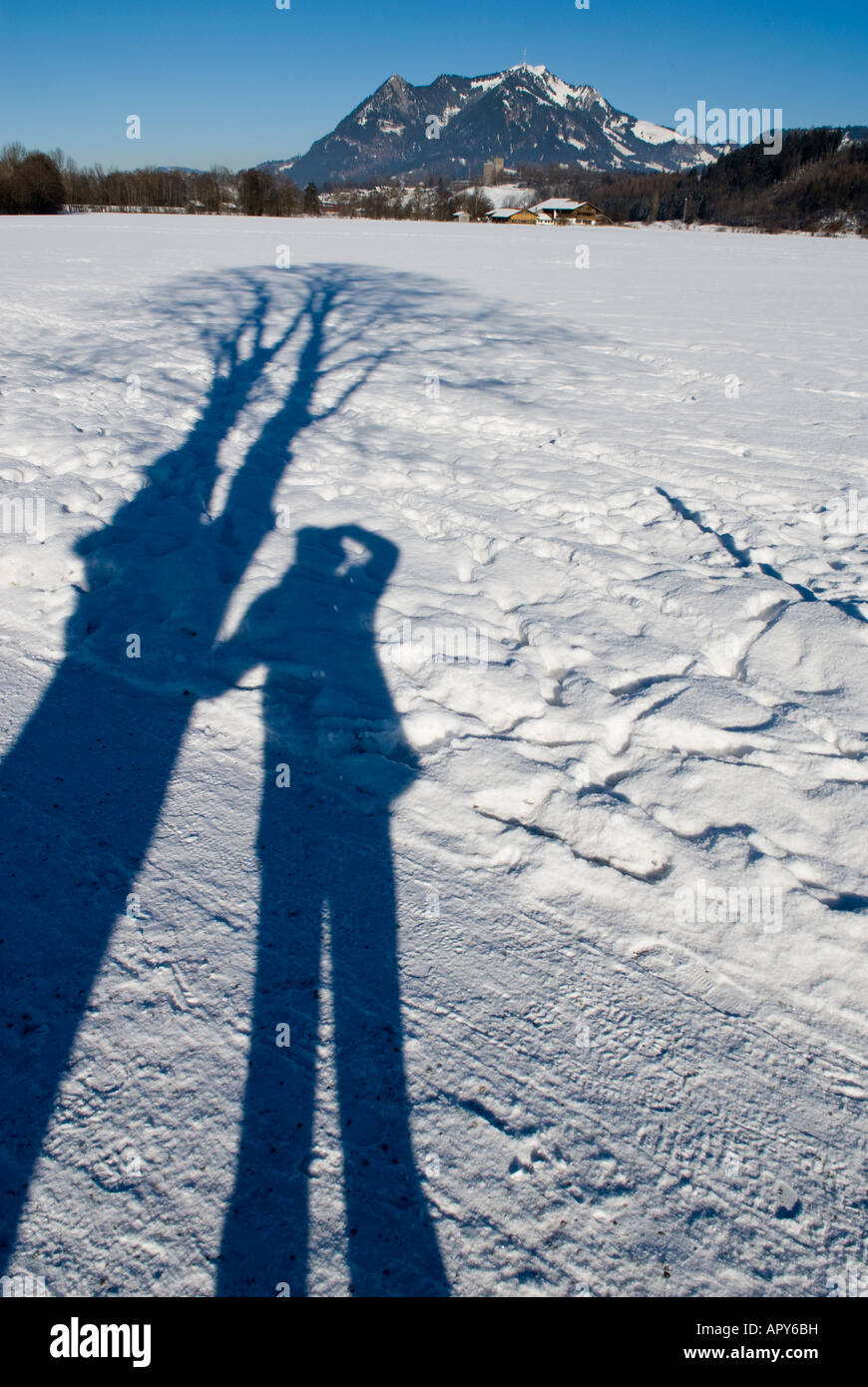 Les ombres dans paysage hivernal et Gruenten Altstaedten entre montagne, et l'Allemagne Bavière Oberallgaeu Fischen Banque D'Images