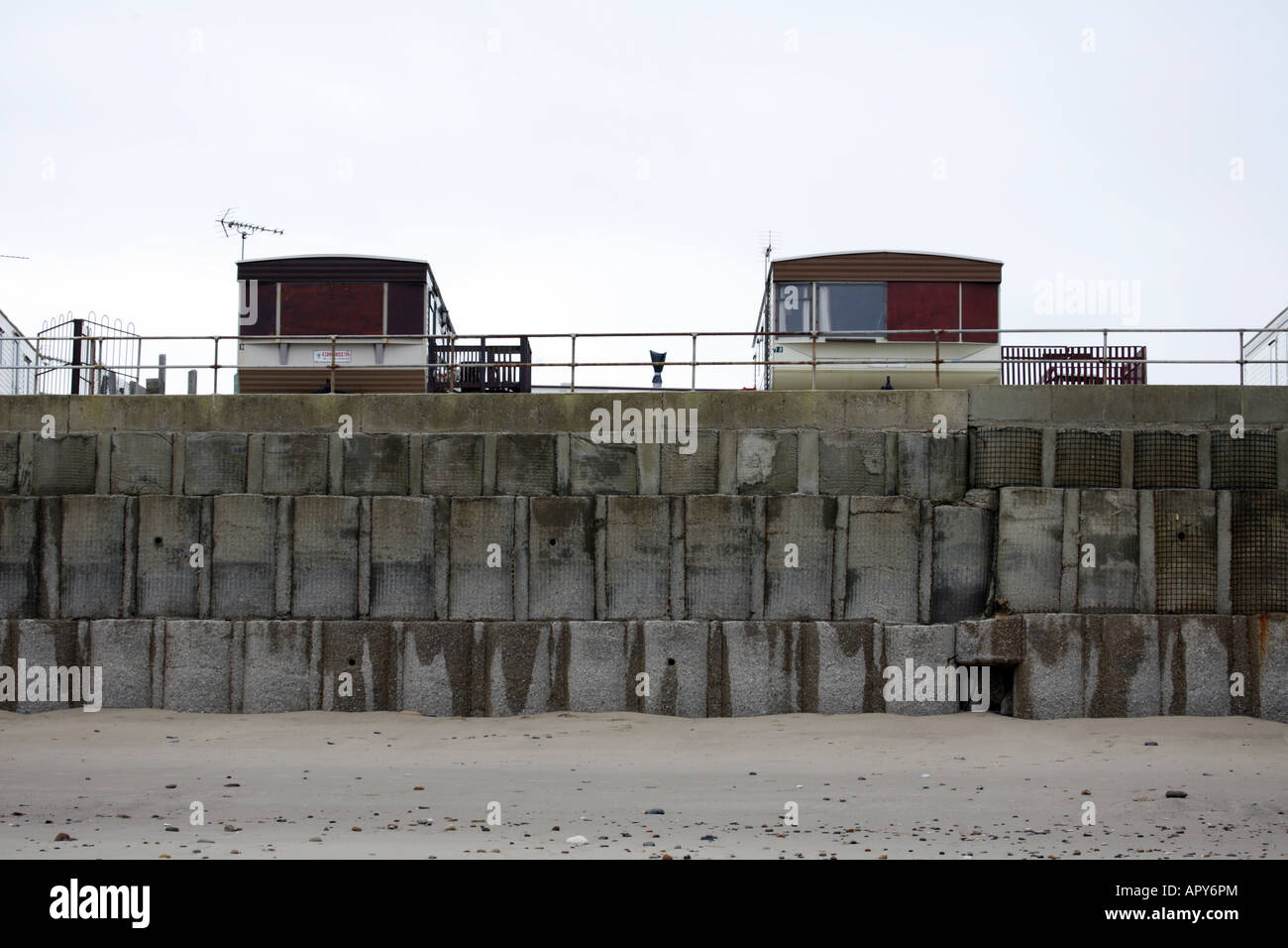Les défenses de la mer à la plage de Galleon, Yorkshire protéger caravan park Banque D'Images