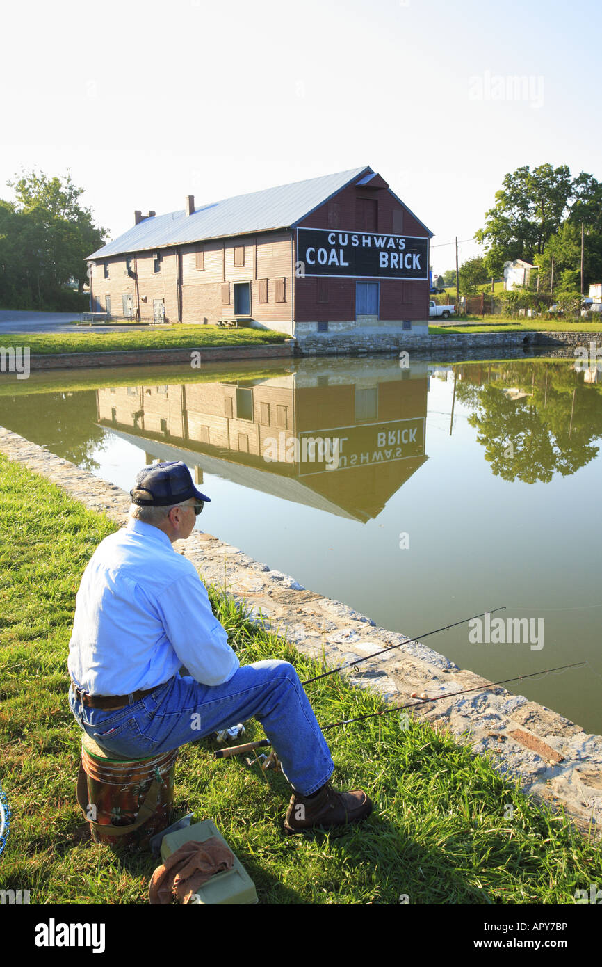 La pêche dans le bassin de virage, C et O Canal National Historic Park, Williamsport, Maryland, États-Unis Banque D'Images