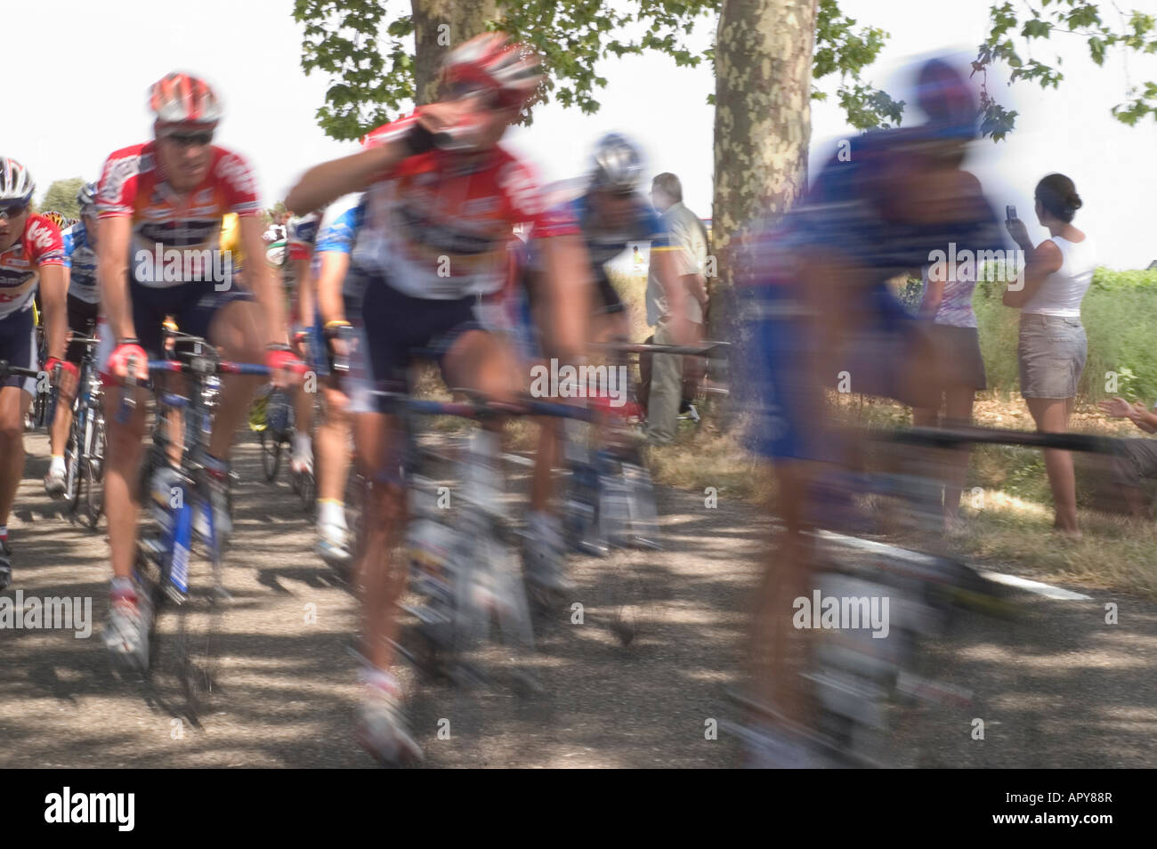 Tour de France peleton on country road blur Banque D'Images
