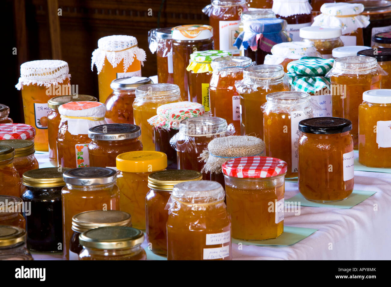 Pots de confiture sur l'affichage à un pays Banque D'Images