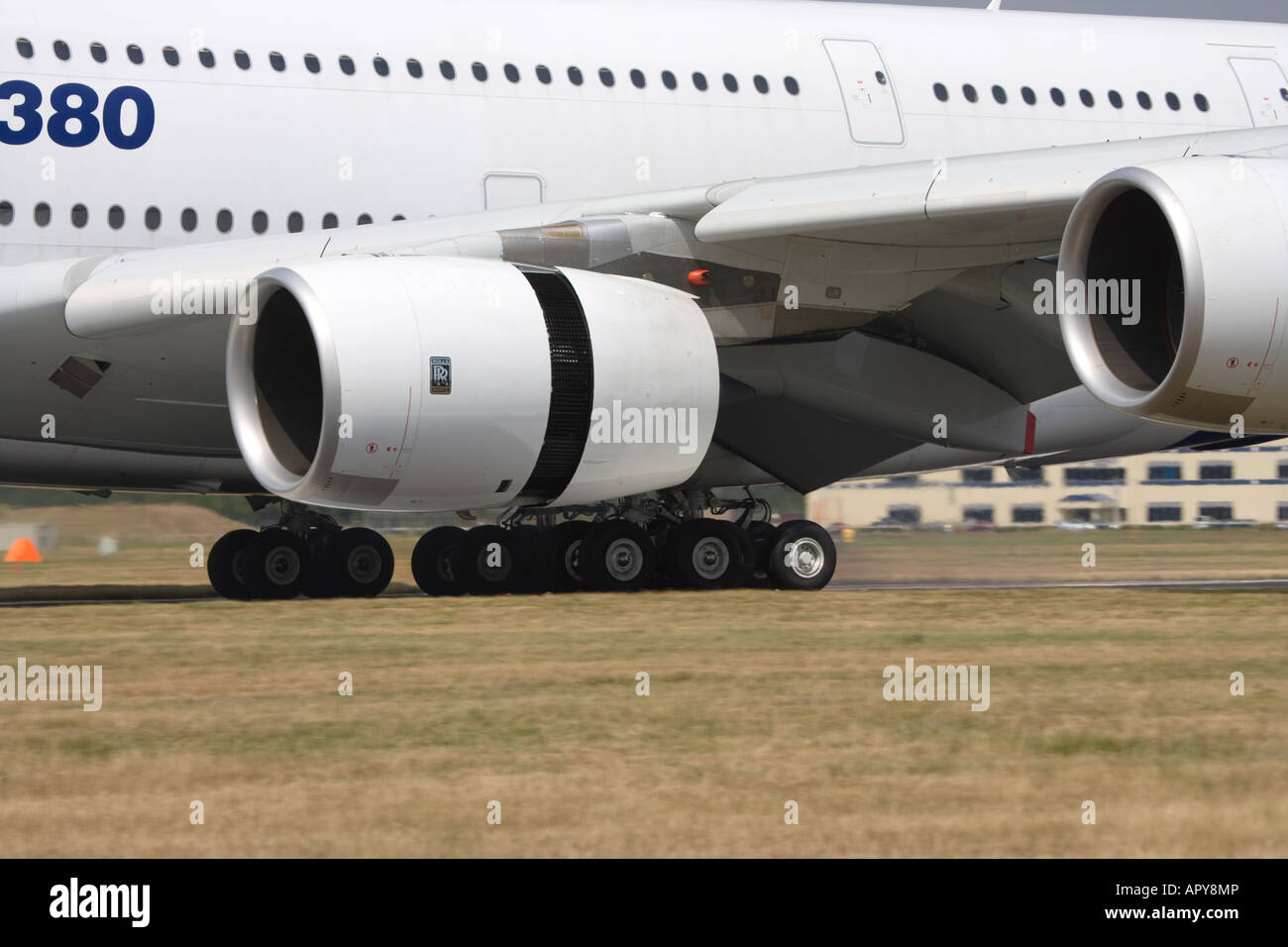 Airbus A380 Nouveau superjumbo technologie de pointe plus grand avion de passagers dans le monde ciel bleu Banque D'Images