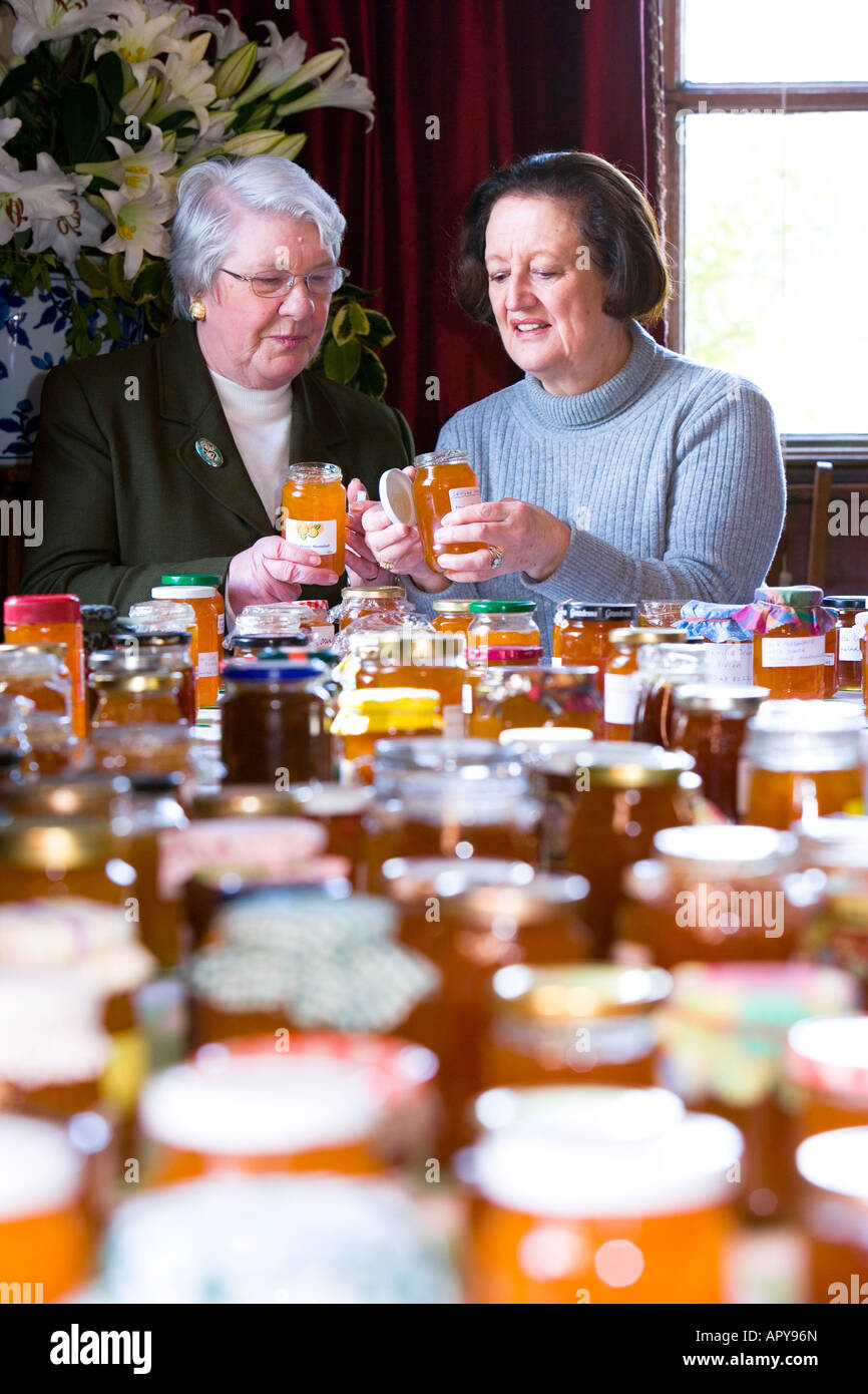 Mesdames juger de confiture à un pays Banque D'Images