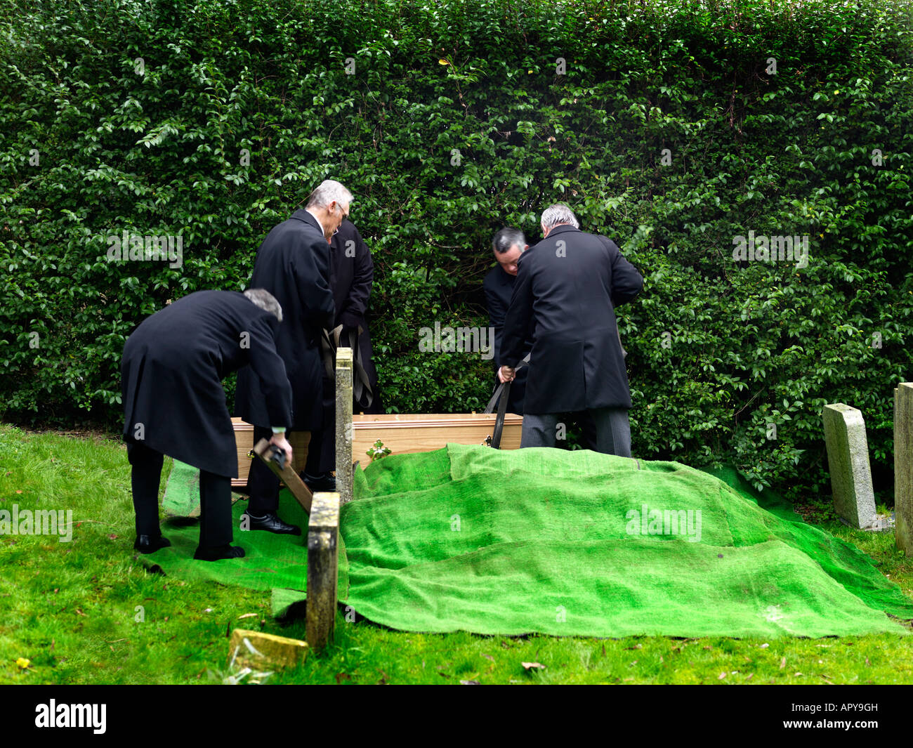 Funérailles Eglise Saint Martins Dorking Surrey England abaissant Coffin sur de graves Banque D'Images