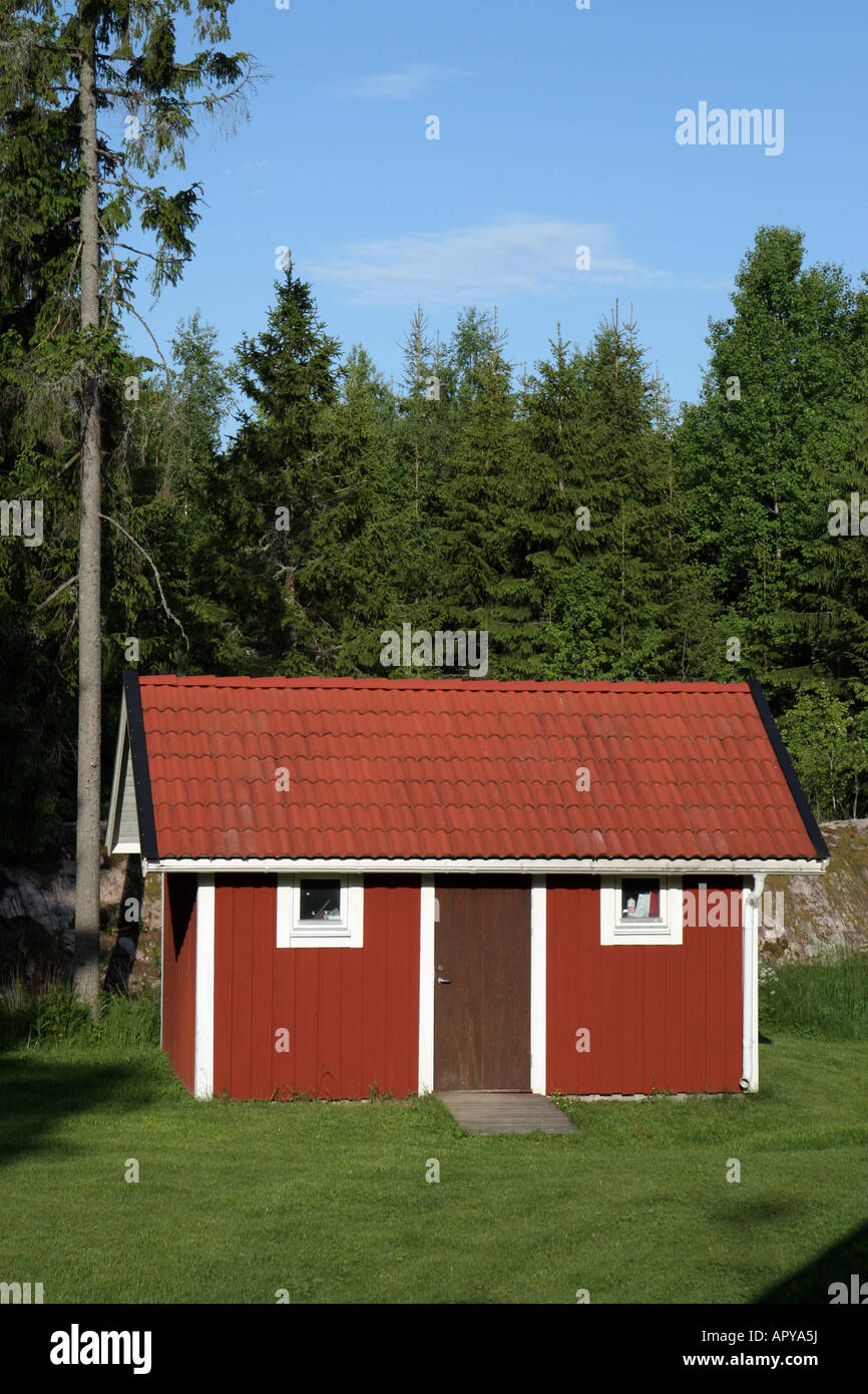 Petit cottage suédois, comme s'il a un visage avec deux yeux et un nez. Banque D'Images