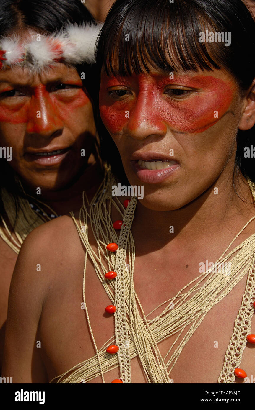 Les Indiens Huaorani à une marche de protestation. Les Indiens de la forêt amazonienne, en Equateur. L'Amérique du Sud. Banque D'Images