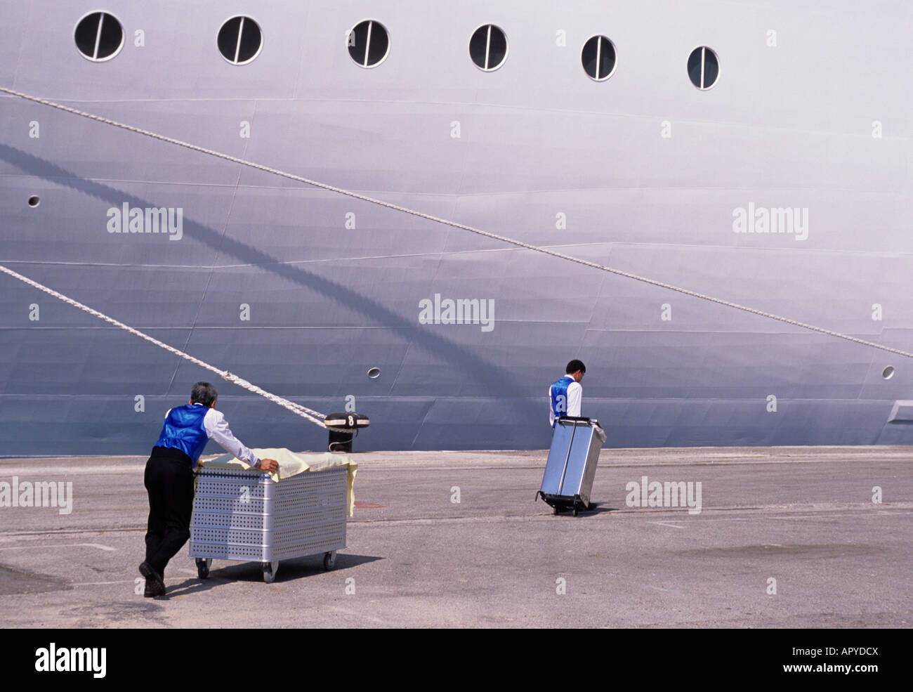 Bateau de croisière transportant des travailleurs à bord materilas Banque D'Images