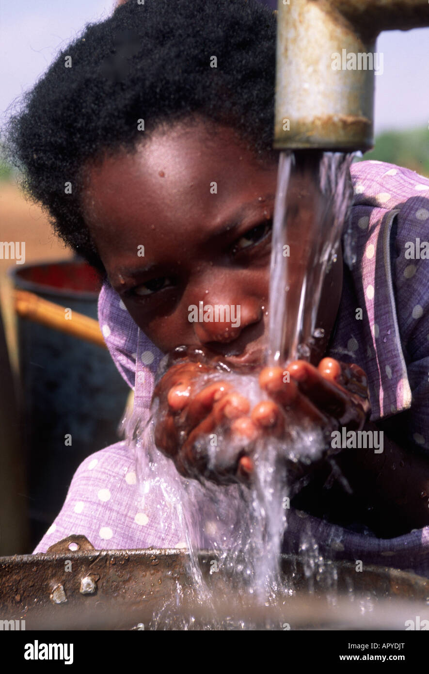 L'eau potable du robinet de fille Banque D'Images