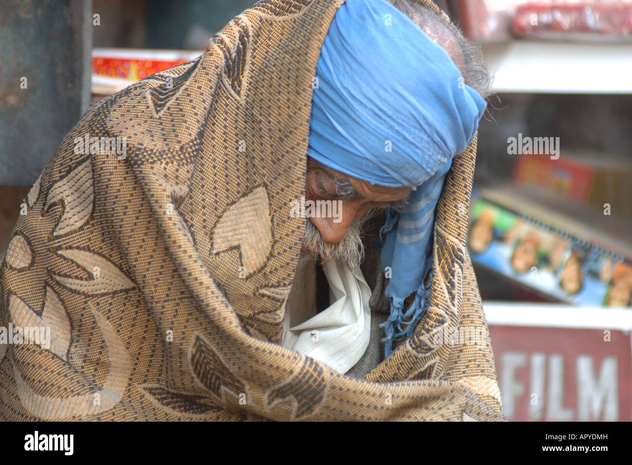 Vieil homme dormant dans les rues de Pushkar inde Banque D'Images