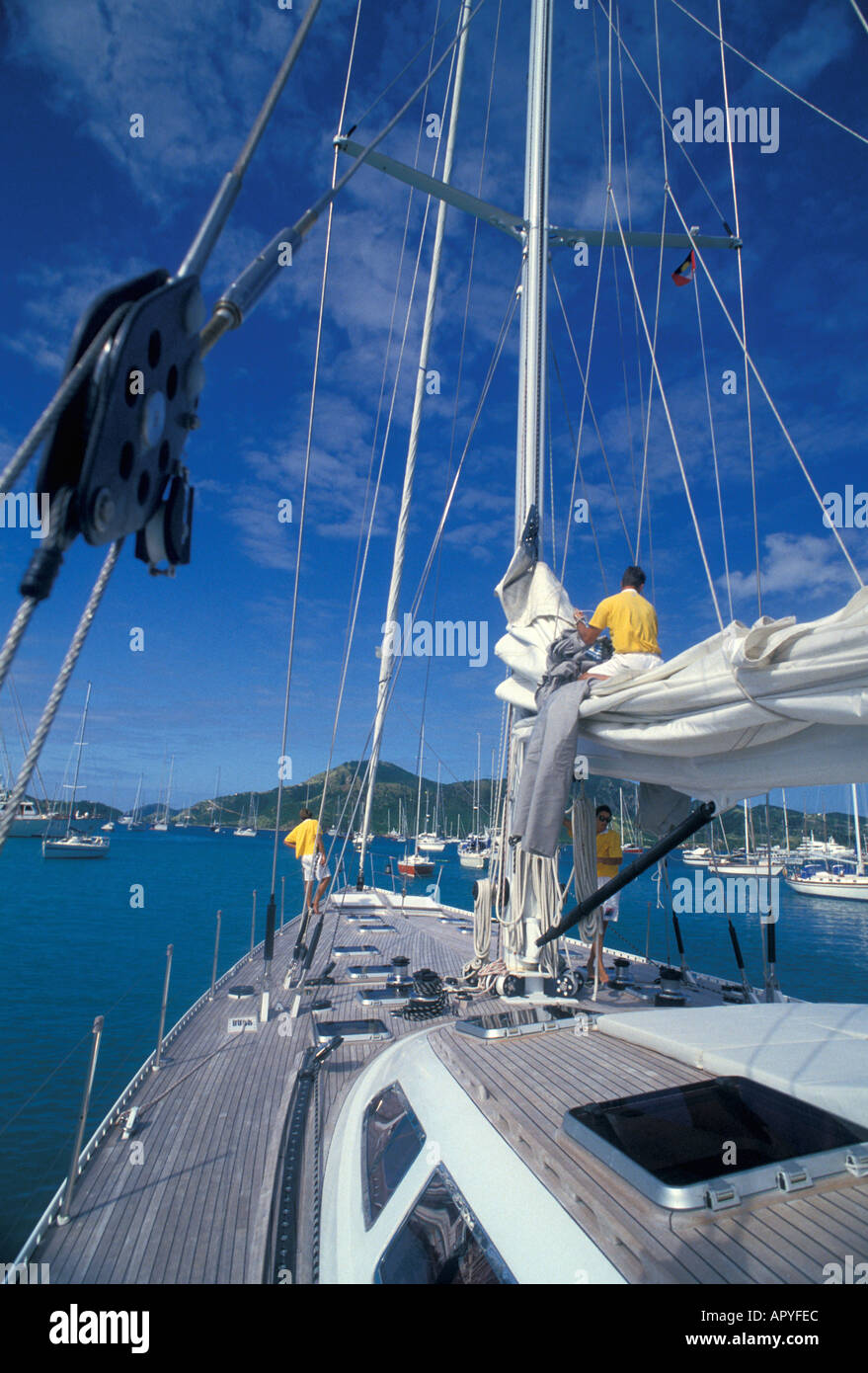 Caraïbes Antigua Sailing bright blue sky Banque D'Images