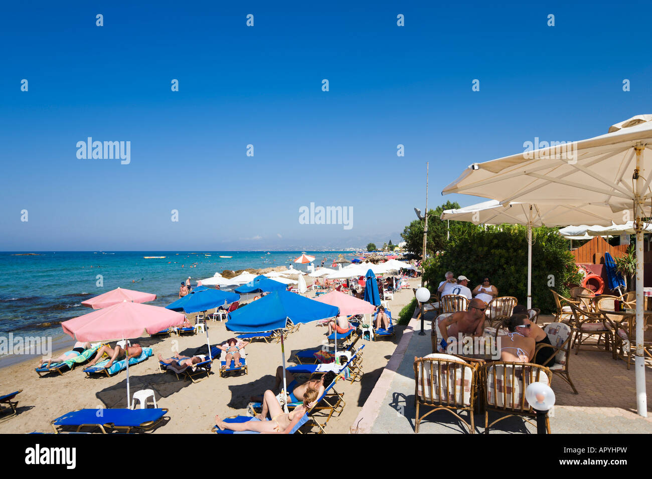 Plage et bar de plage, Stalis, Côte Nord, Crète, Grèce Banque D'Images