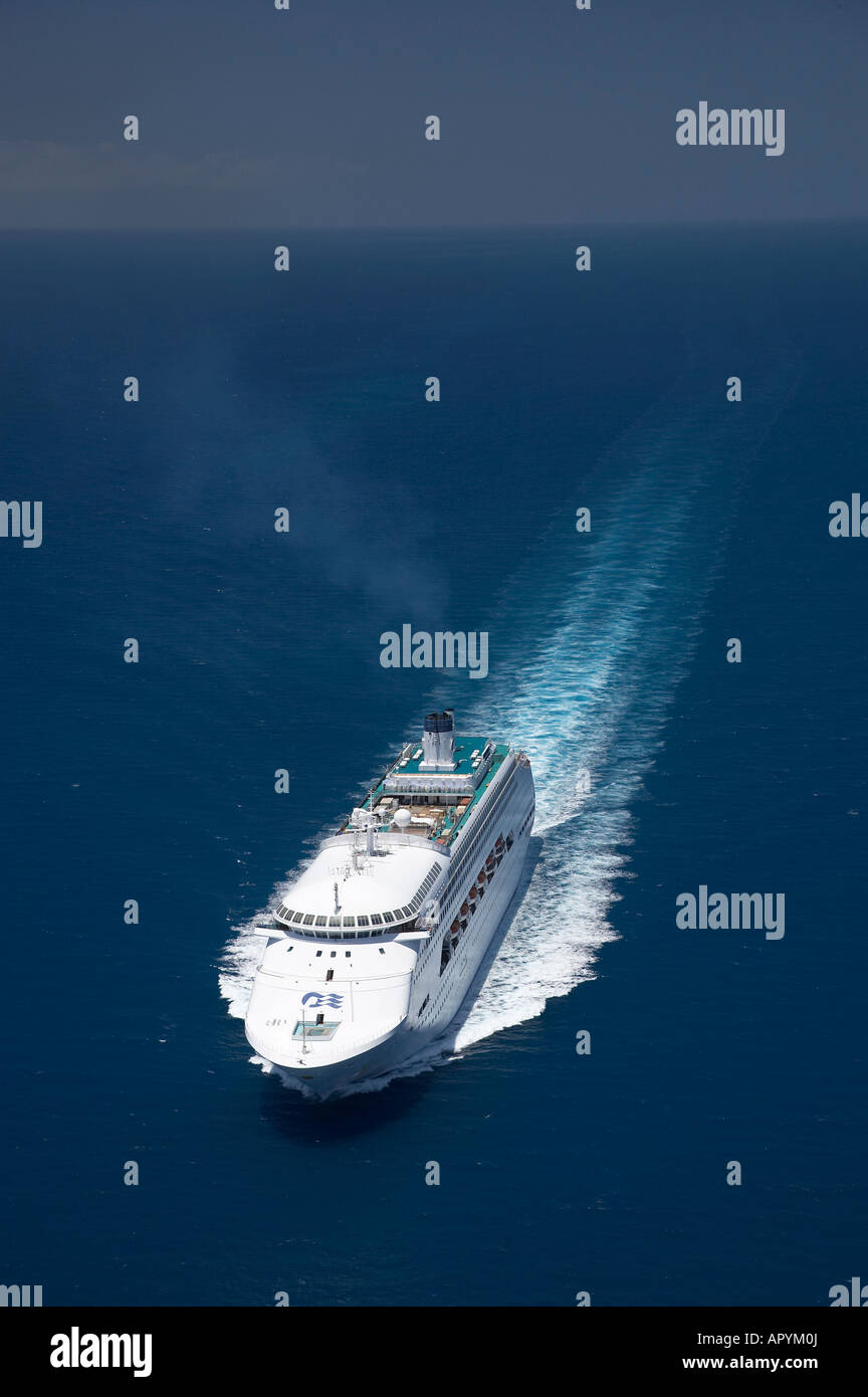 Regal Princess bateau de croisière près de Cape Tribulation Grande Barrière de corail du nord du Queensland en Australie aerial Banque D'Images