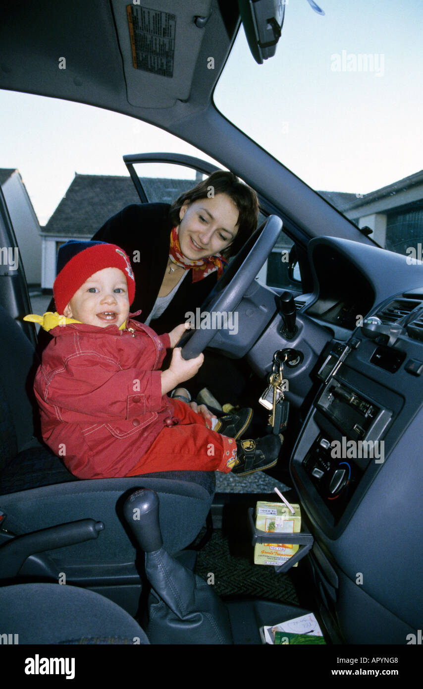 Un garçon ans heureux d'apprendre à conduire une voiture Banque D'Images