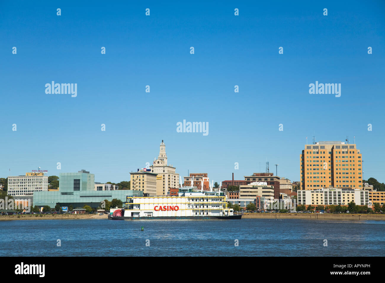 Rock Island ILLINOIS vue sur l'horizon de Davenport Iowa au fleuve Mississippi riverboat casino Figge art museum downtown Banque D'Images