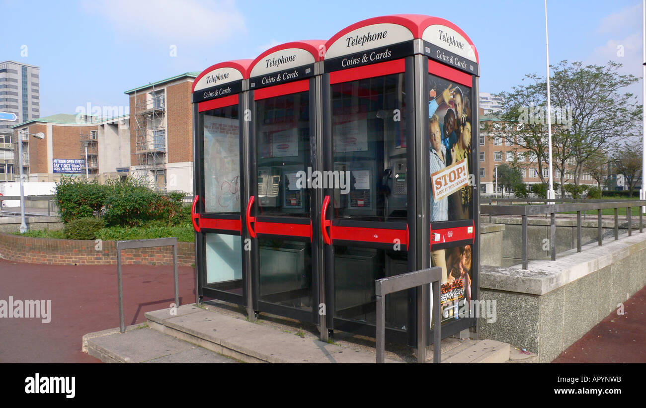 Trois boîtes téléphoniques modernes Banque D'Images