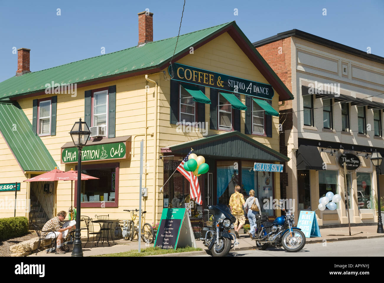 L'Est de l'IOWA Davenport personnes marchant devant les magasins dans la région de Downtown Historic District Banque D'Images