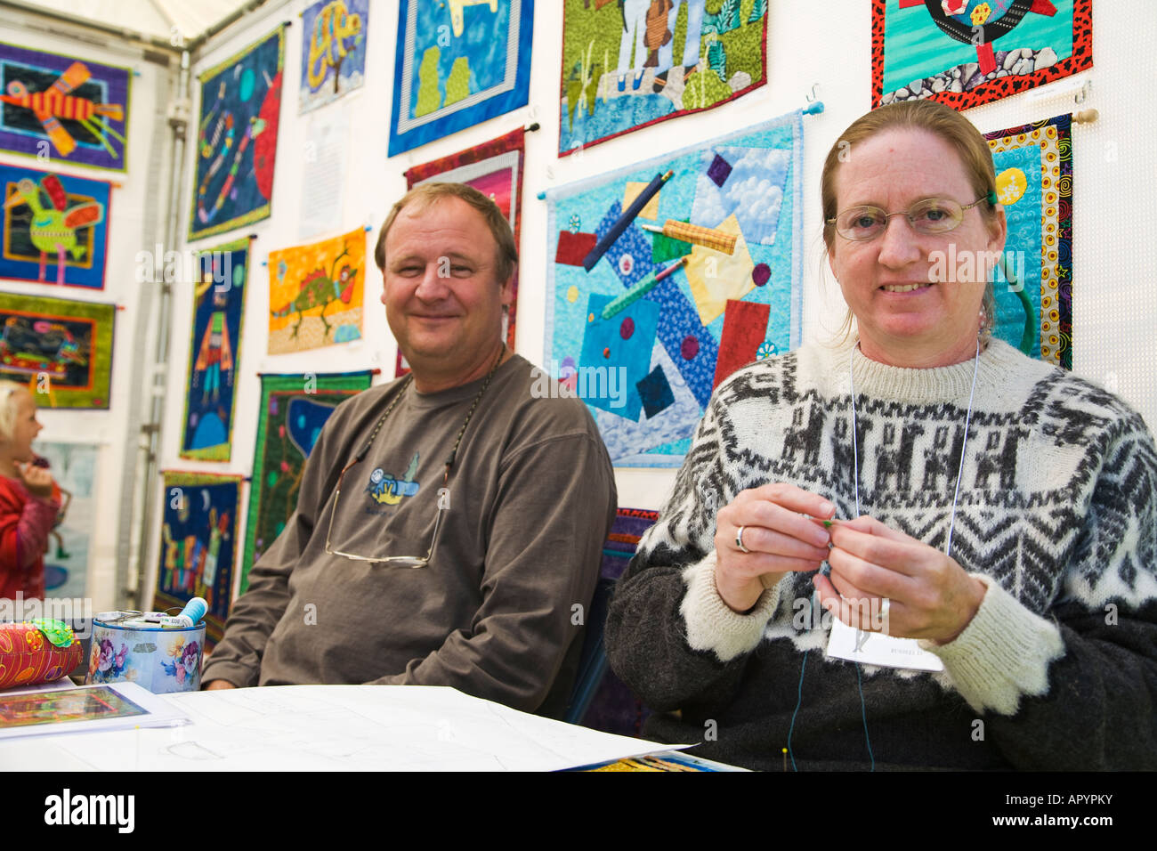 L'Est de l'IOWA Davenport femme artiste création de tissu coloré tenture murale de stand à Riverssance Festival of Fine Art Banque D'Images L'Est de l'IOWA Davenport femme artiste création de tissu coloré tenture murale de stand à Riverssance Festival of Fine Art Banque D'Images