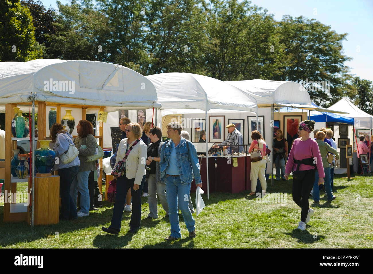 Les gens à l'Est de l'IOWA Davenport à art exposés à la vente dans des kiosques à l'Riverssance Festival of Fine Art Banque D'Images Les gens à l'Est de l'IOWA Davenport à art exposés à la vente dans des kiosques à l'Riverssance Festival of Fine Art Banque D'Images
