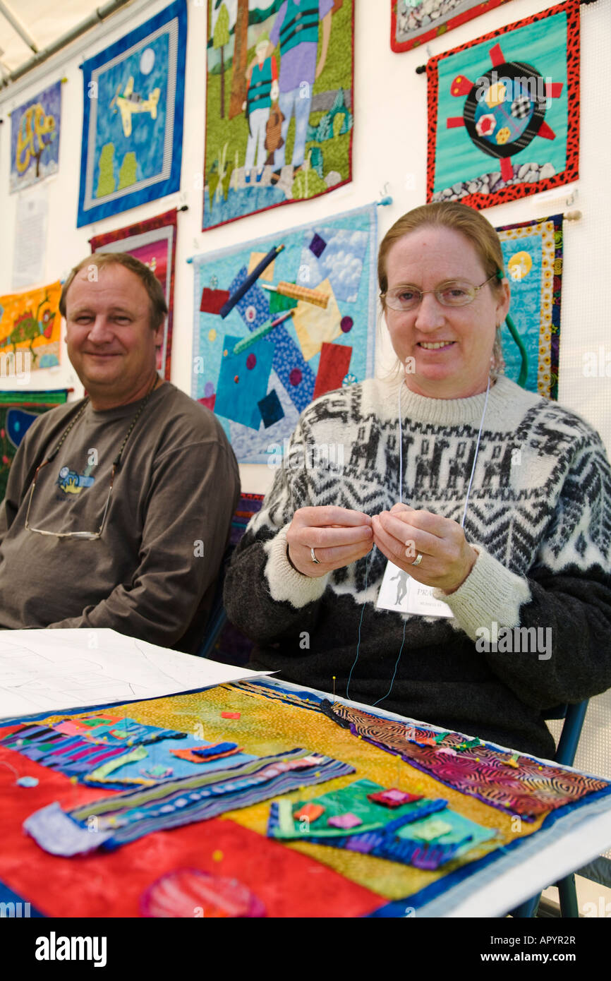 L'Est de l'IOWA Davenport femme artiste création de tissu coloré tenture murale de stand à Riverssance Festival of Fine Art Banque D'Images L'Est de l'IOWA Davenport femme artiste création de tissu coloré tenture murale de stand à Riverssance Festival of Fine Art Banque D'Images