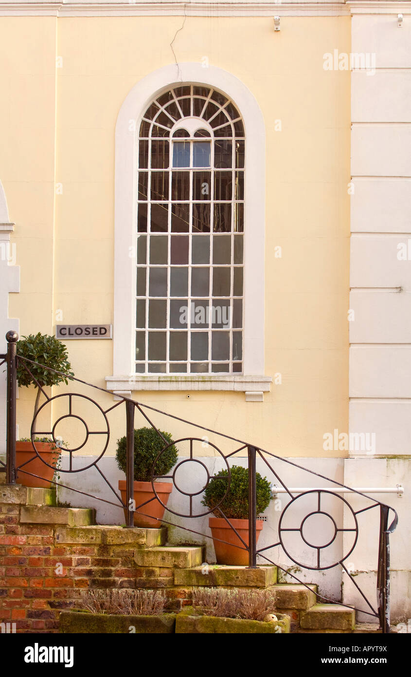 Une grande fenêtre en arc et étapes rustique sur une propriété à Tunbridge Wells, Kent Photo par Jim Holden. Banque D'Images