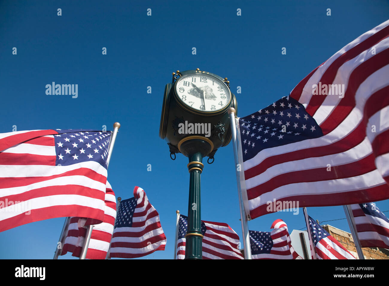 Des drapeaux américains autour de l'ILLINOIS Amboy grande horloge petite ville Banque D'Images