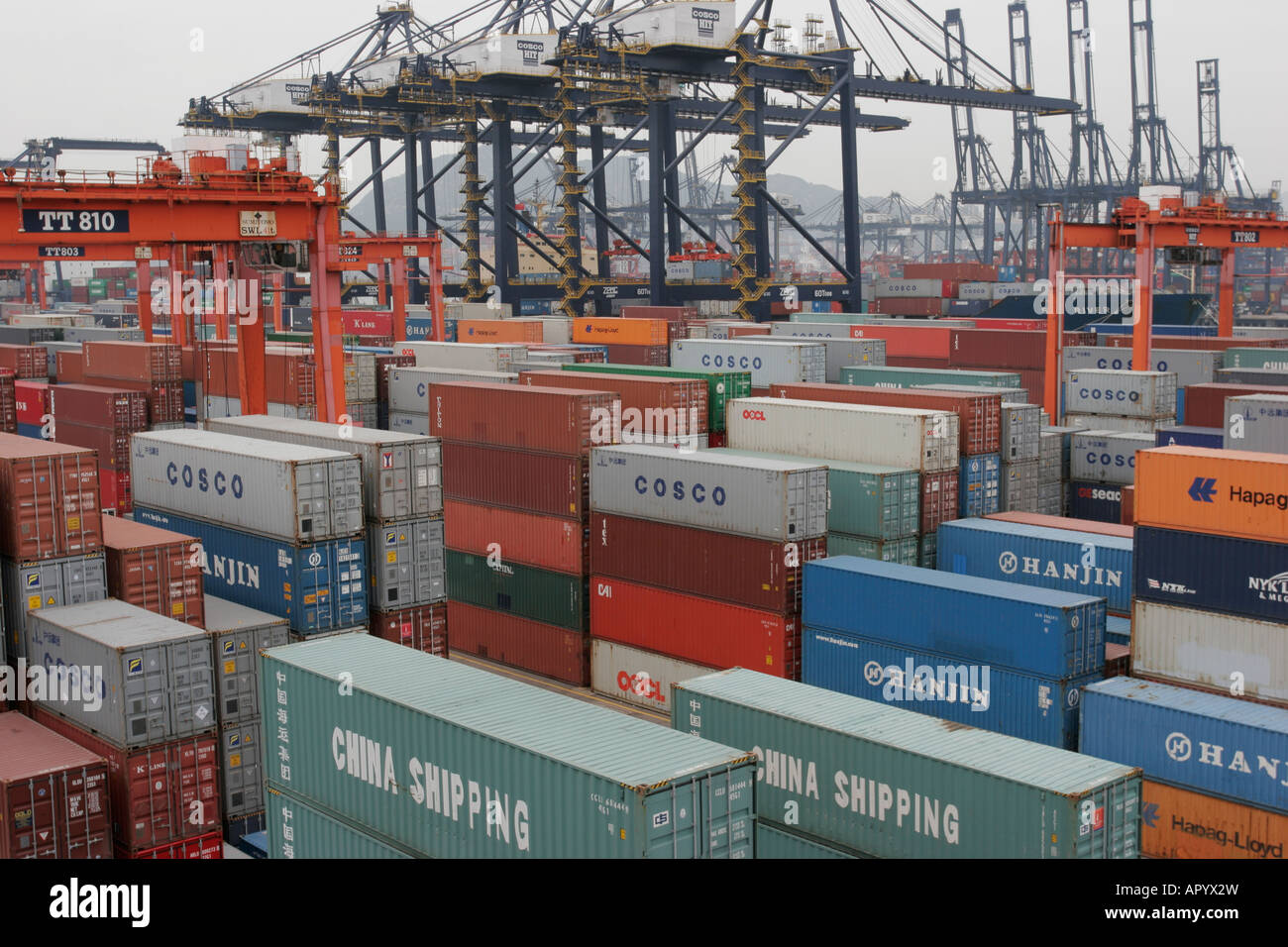 Vue de dessus de Kwai Chung container terminal portuaire à Hong Kong avec grue à cheval Banque D'Images