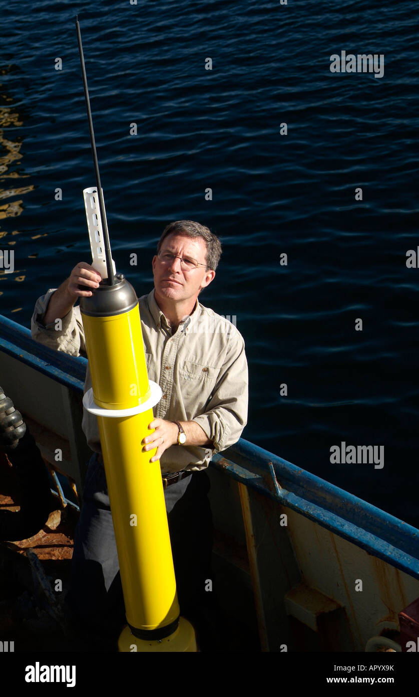 L'Australie Tasmanie Dr Steve Rintoul, océanographe CSIRO avec flotteur Argo utilisé pour mesurer les courants océaniques. photo par Bruce Miller Banque D'Images