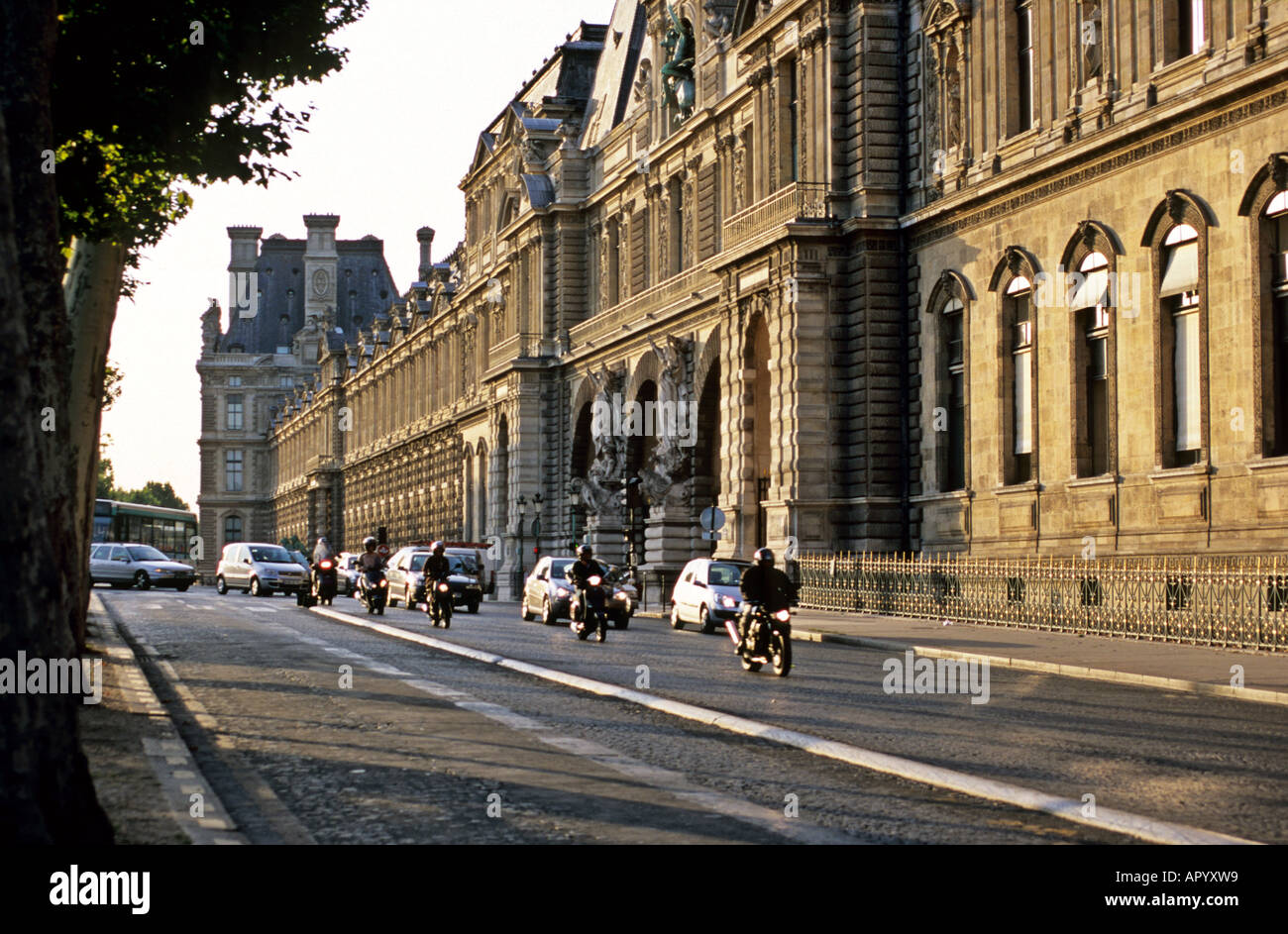 Quai du Louvre Paris street bikes motos motards Banque D'Images