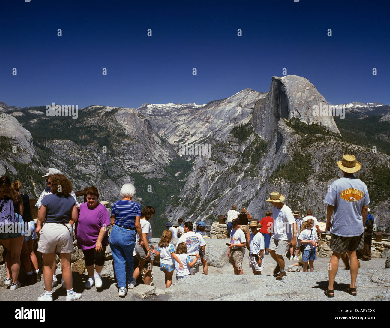 Profitez du tourisme vue de la demi-dôme vu de glacier point, Yosemite np, California, USA Banque D'Images