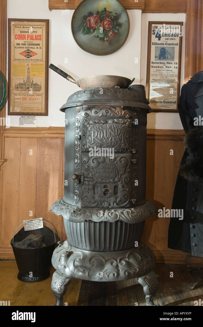 California Amboy Pot bellied poêle et seau à charbon de l'Illinois Central Depot museum afficher Banque D'Images