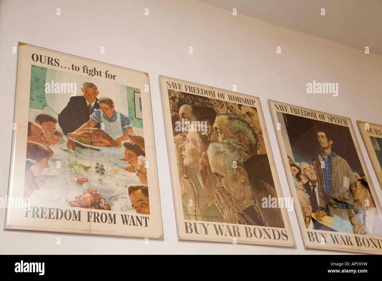 California Amboy acheter des obligations de guerre La Seconde Guerre mondiale, Norman Rockwell affiches Deux Illinois Central Depot Museum Banque D'Images