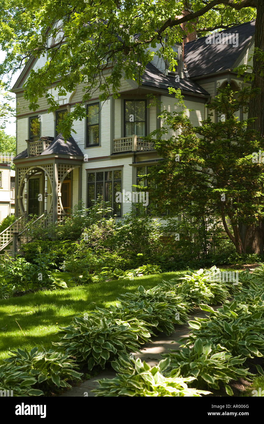 Oak Park ILLINOIS Hostas croissant le long trottoir accueil en prairie school of architecture historic district Forest Avenue Banque D'Images