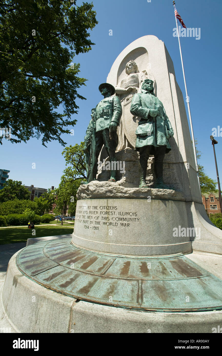 Oak Park ILLINOIS Statues sur Monument commémoratif de guerre dans le parc de Scoville base monument comprend le nom d'Ernest Hemingway Banque D'Images