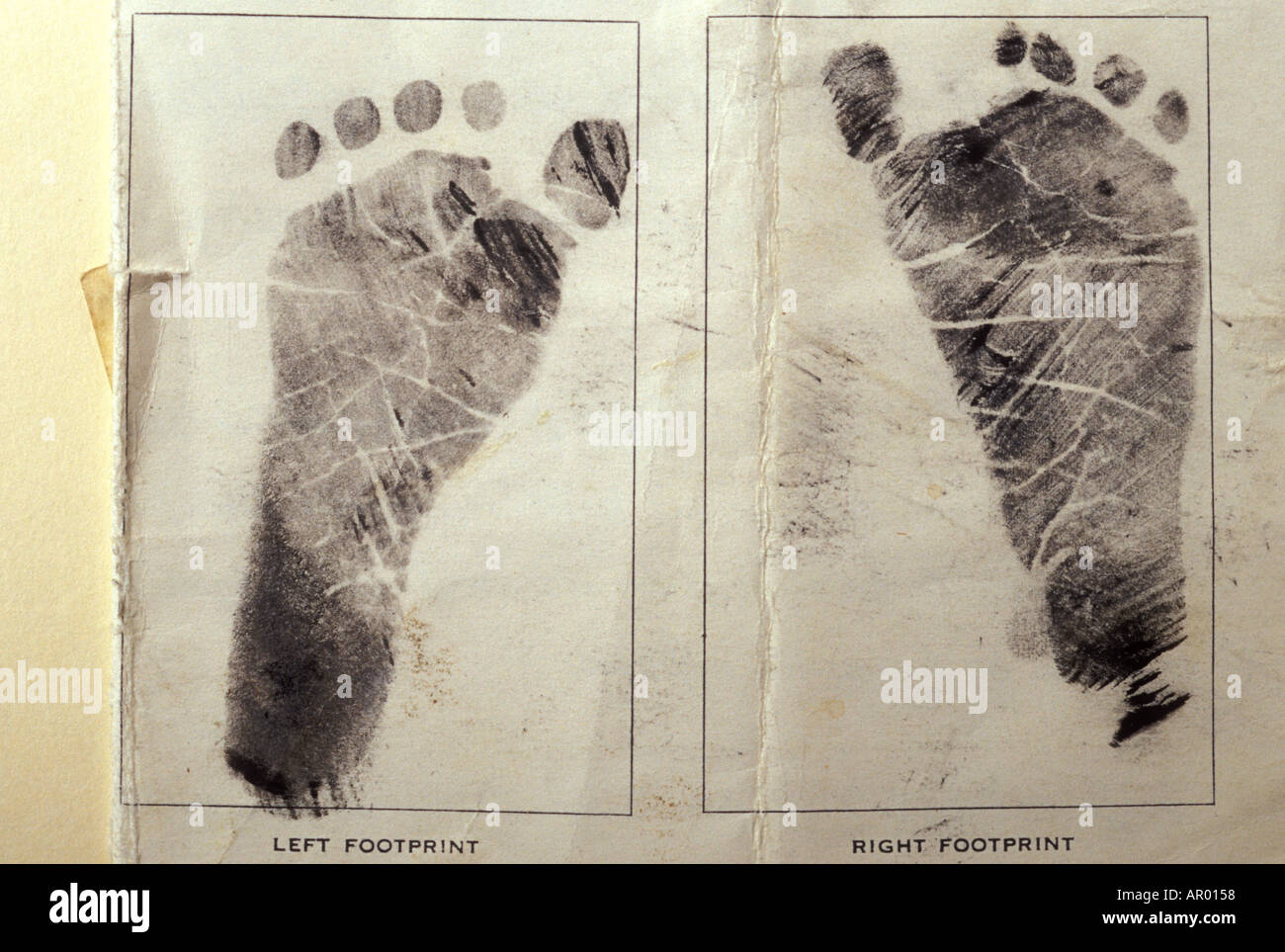 L Empreinte Du Bebe A Partir De L Encre Sur Le Certificat De Naissance Photo Stock Alamy L Empreinte Du Bebe A Partir De L Encre Sur Le Certificat De Naissance Photo Stock Alamy