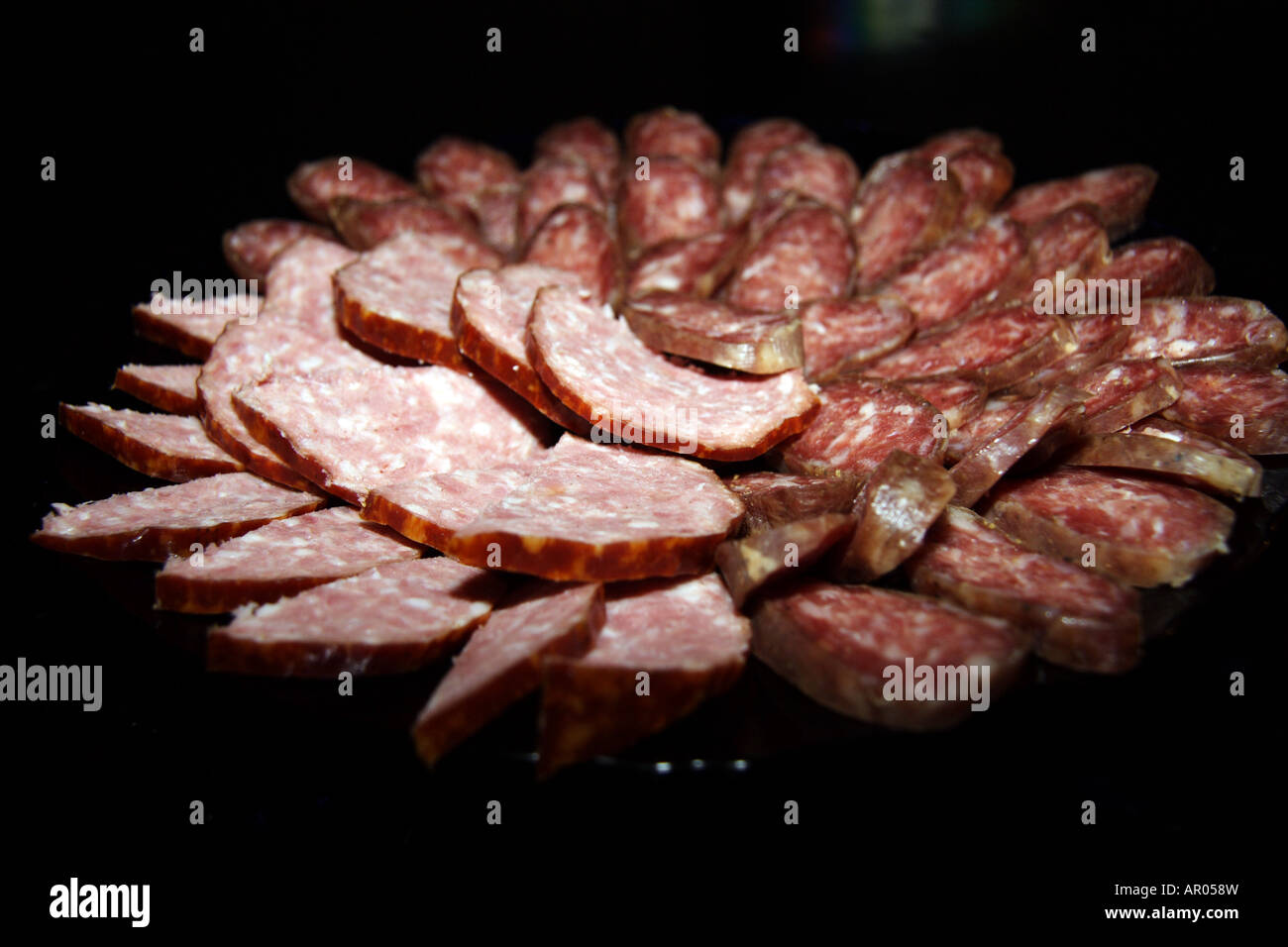 Salami saucisson sec traditionnel et la plaque. Banque D'Images