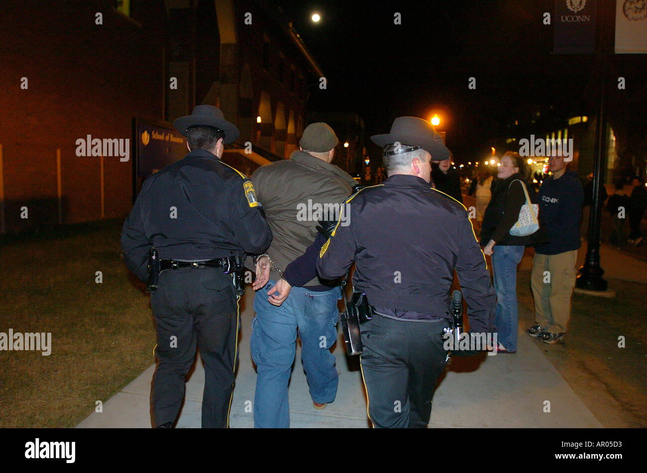 L'arrestation de la police un homme pour le Connecticut Storrs émeutes suite à UCONN basketball masculin attribué en 2004 Banque D'Images